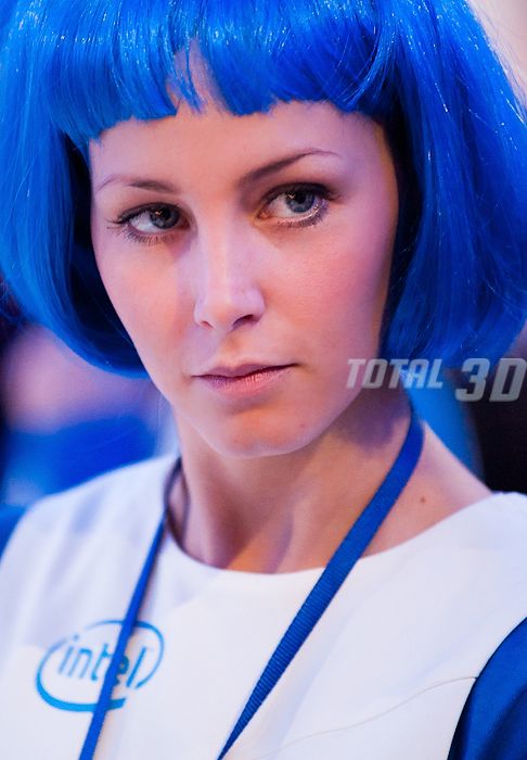 Компания Intel в этом году привезла на CeBIT 2012 ультрабуки и маленькую армию милых дам в синих париках
