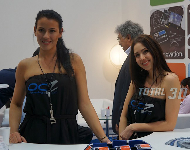 Улыбчивые дамы со стенда OCZ, CeBIT 2012