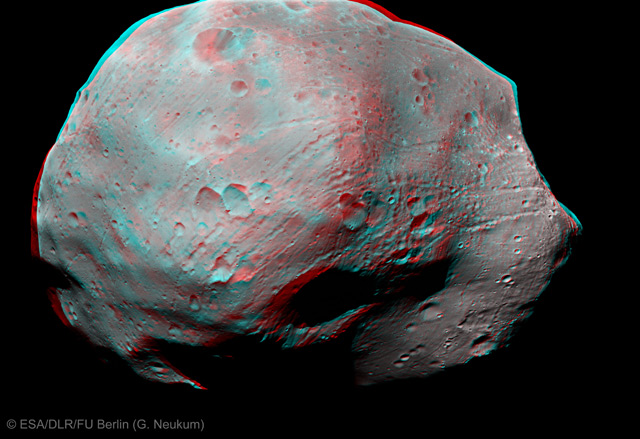 Марсианский спутник Фобос сфотографировали в 3D