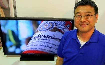 Киото Канда на фоне 42-дюймового автостереоскопического телевизора