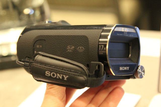 внешний вид камеры Sony HDR-TD20V