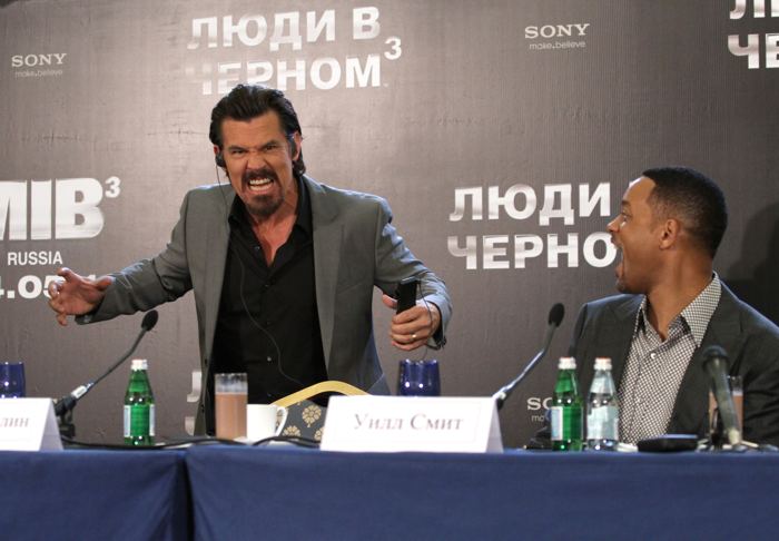 Актеры на пресс-конференции в Москве