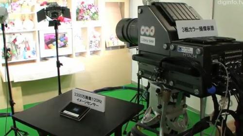 NHK Science и Technology Research Laboratories (STRL) представили плечевой компактный профессиональный камкордер, который позволяет снимать видео с ультра-высоким разрешением - 7680 x 4320 точек или 8K