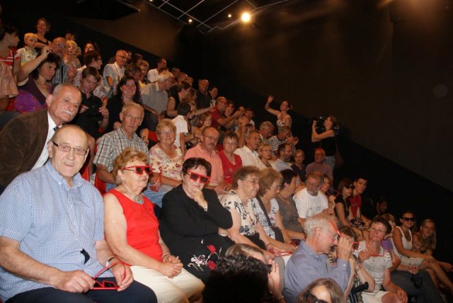 Зрители 3D-кинотеатра в магазине Maison Louis
