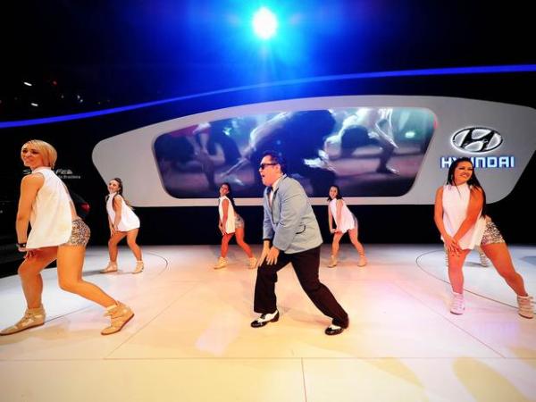 «Gangnam Style» от PSY на YouTube 3D