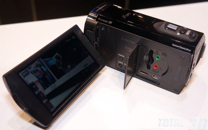 CES 2013: Sony HDR-TD30V, вид сбоку