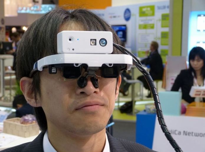 Очки-дисплеи дополненной реальности Laser Head Set от Fujitsu и QD Laser и Viking и BrilliantService Co на Mobile World Congress