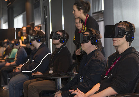 Геймеры играют в EVR на Oculus Rift 