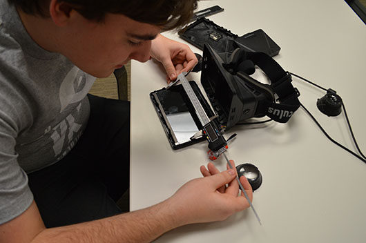 Палмер работает над прототипом Oculus Rift 