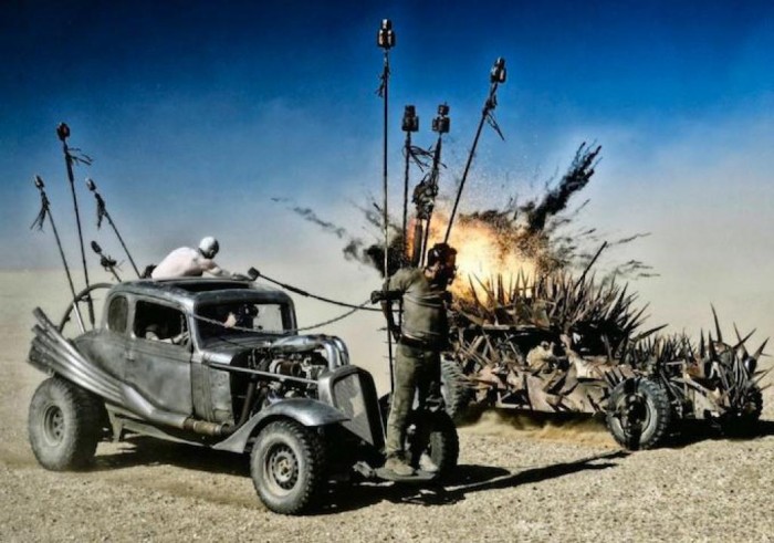 Безумный Макс: Дорога ярости 3D (Mad Max: Fury Road): Шарлиз Терон (Charlize Theron) в роли Фьюриосы (Furiosa) и Безумный Макс в исполнении Тома Харди (Tom Hardy)